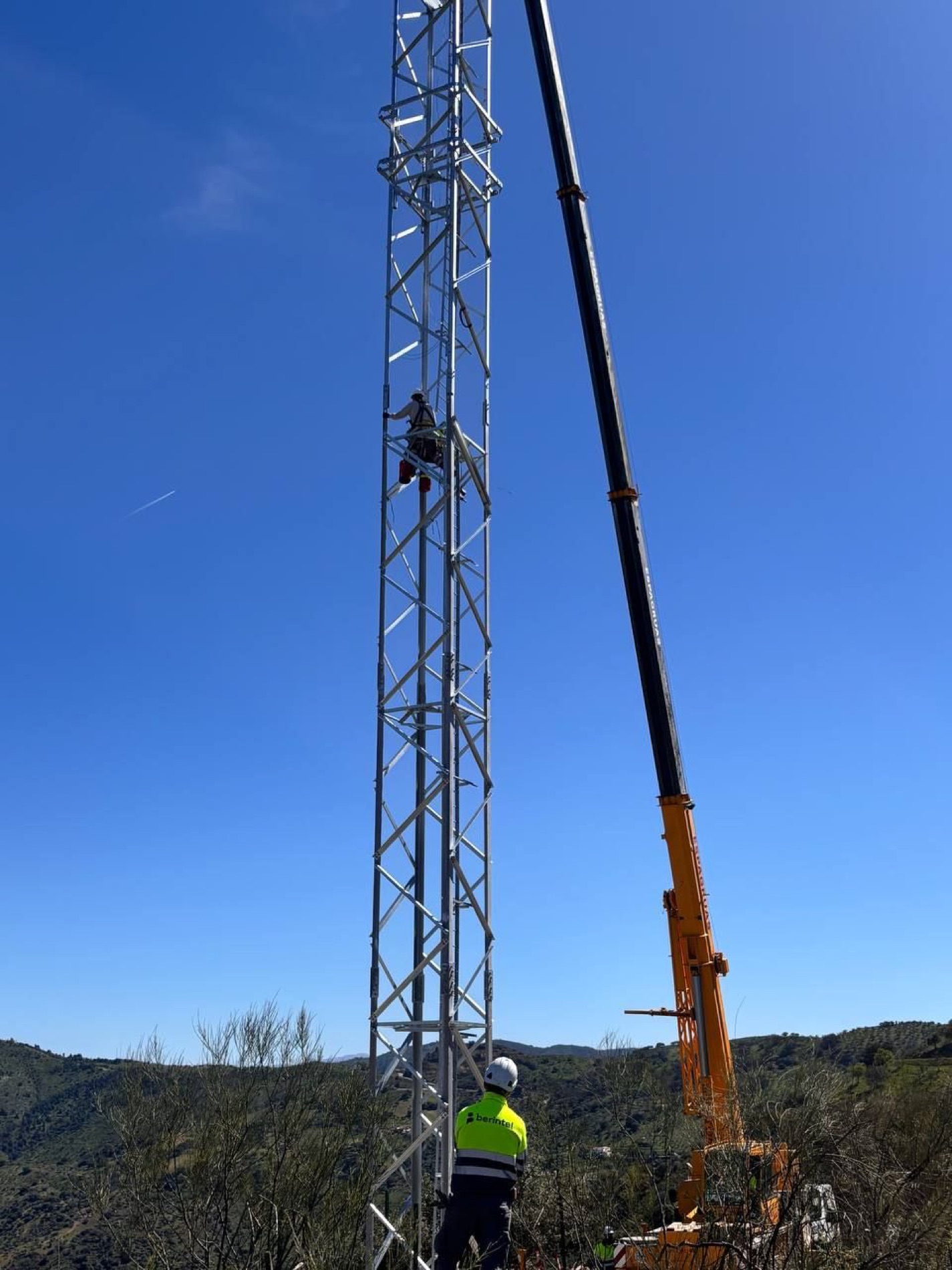 Técnico de Berintel junto a una torre de telecomunicaciones