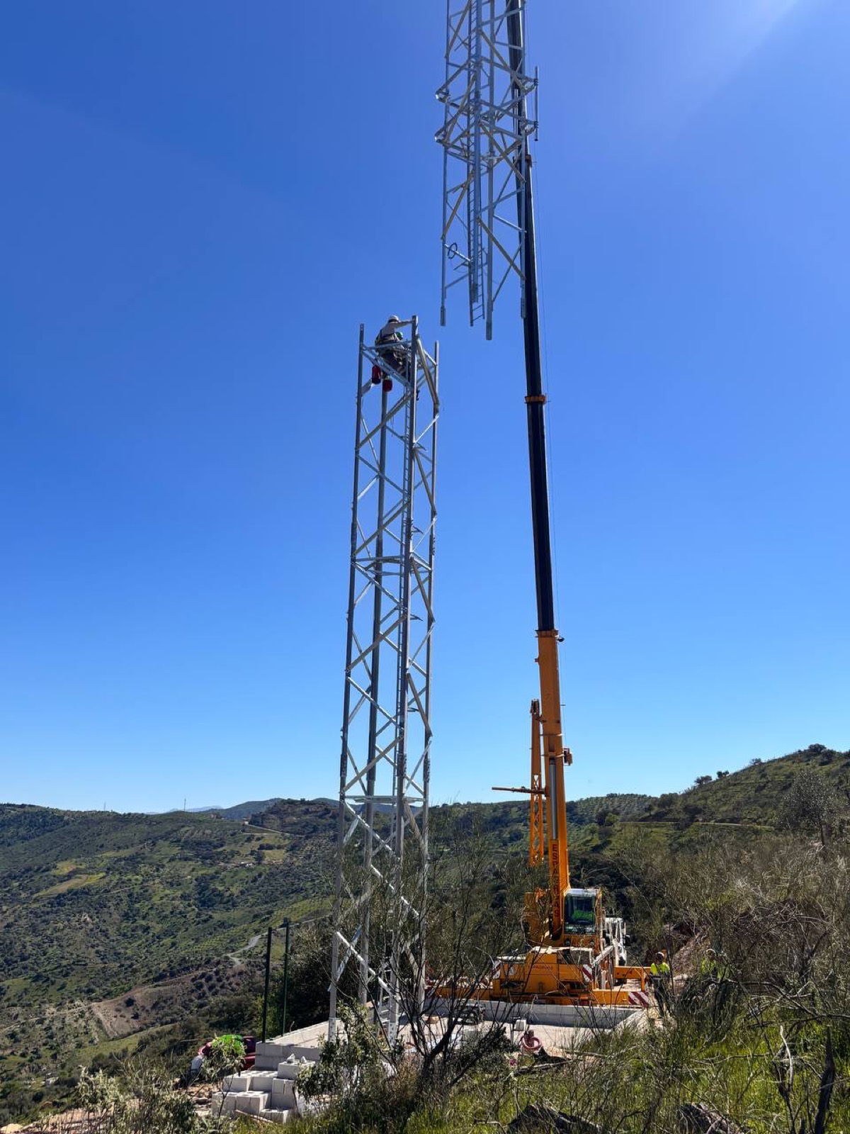 Izado de torre de telecomunicaciones con grúa